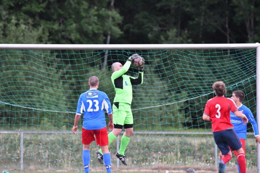 Theo med klister i hanskene da det kladdet for lagkameratene